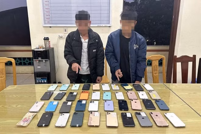 2 đối tượng lẻn vào cửa hàng điện thoại trộm hàng chục chiếc điện thoại iPhone. Ảnh: CACC
