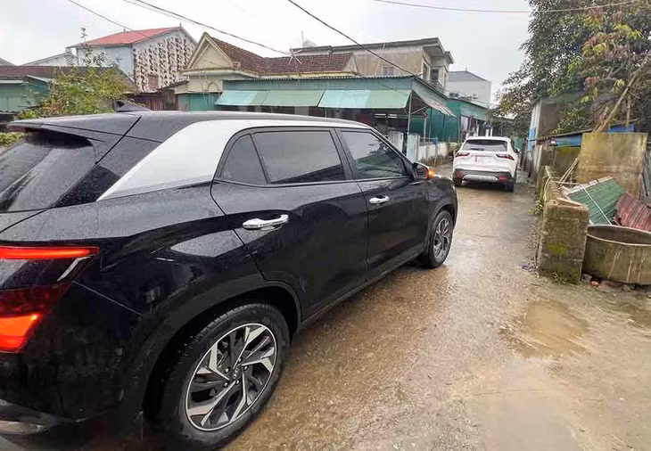 Xe đen của anh T bị xe trắng của anh Nguyễn Viết Linh đỗ phía trước kín lối đi. Ảnh: Công an Hà Tĩnh