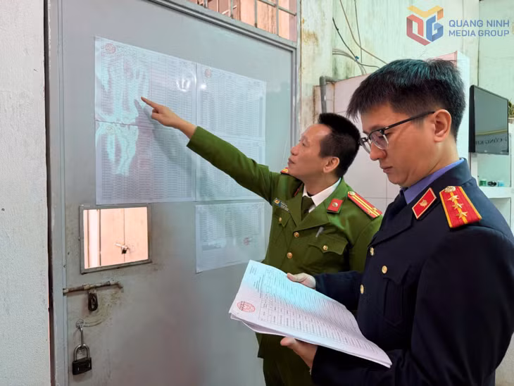 Phân trại tạm giam Móng Cái phối hợp cùng cán bộ Viện Kiểm sát nhân dân khu vực 6 rà soát danh sách cử tri là người bị tạm giam, giữ.