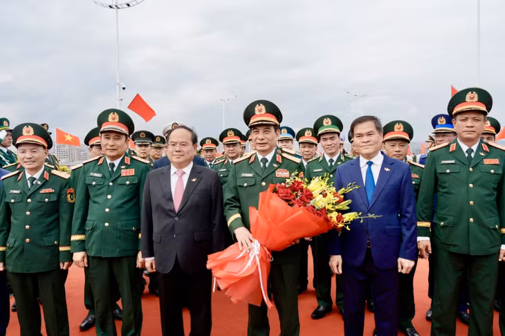 Đồng chí Bùi Văn Khắng, Phó Bí thư Tỉnh ủy, Chủ tịch UBND tỉnh Quảng Ninh, chủ trì lễ đón đoàn tại Cửa khẩu quốc tế Móng Cái.