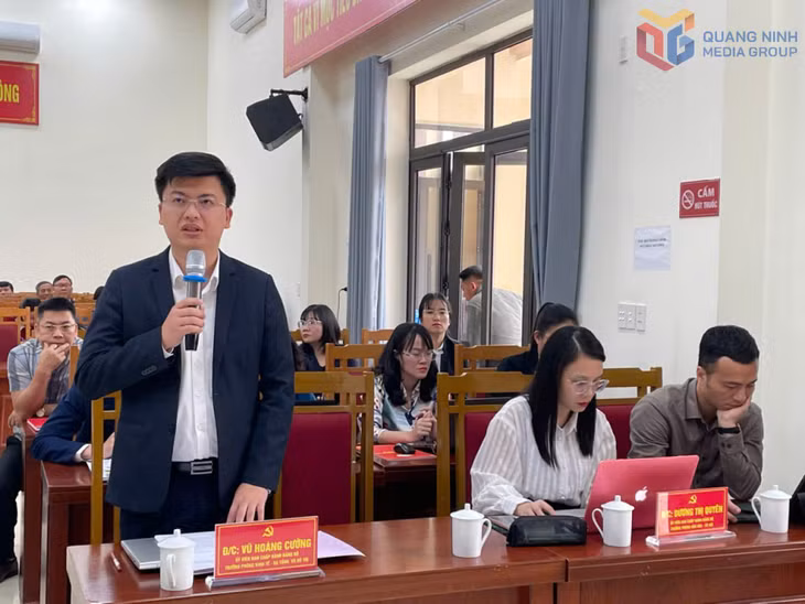 Cử tri phường Hoành Bồ góp ý kiến tại hội nghị.