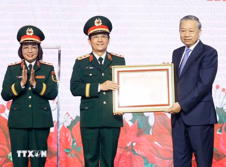 Tổng Bí thư Tô Lâm, Bí thư Quân ủy Trung ương trao Huân chương Hồ Chí Minh tặng Bệnh viện Trung ương Quân đội 108 - Ảnh: TTXVN