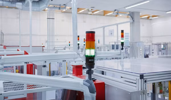 Đèn tháp cảnh báo đa màu hiển thị trực quan, giúp người vận hành dễ dàng nhận biết.