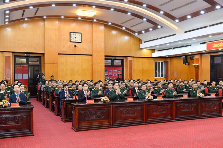Các đại biểu, cử tri dự khai mạc tại Khu vực bỏ phiếu số 26. (Ảnh: THỦY NGUYÊN)