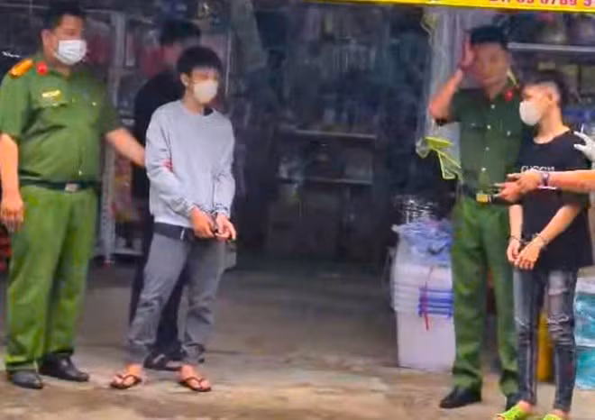 Công an bắt giữ 2 đối tượng liên quan đến vụ sát hại người đàn ông trên đường Lương Định Của, phường Tây Nha Trang để điều tra vụ việc. Ảnh: Khánh Hòa