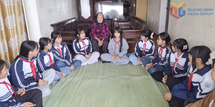Nghệ nhân Nhân dân Đặng Thị Tự (xã Đầm Hà) truyền dạy hát nhà tơ cho các cháu học sinh.