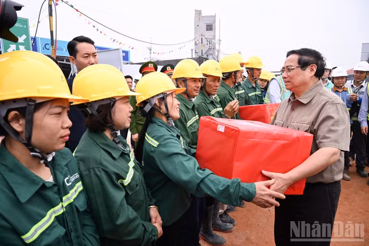 Thủ tướng Phạm Minh Chính tặng quà động viên các đơn vị đang thi công tại công trường sân bay Gia Bình. (Ảnh: Trần Hải)