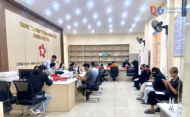 Người dân đến thực hiện thủ tục hành chính ở Trung tâm Phục vụ hành chính công phường Hiệp Hoà.