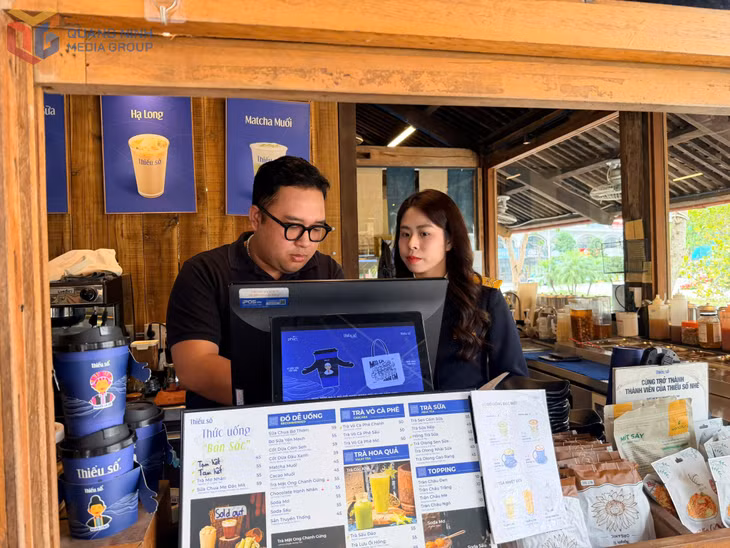Cán bộ Thuế Cơ sở 1 hướng dẫn hộ kinh doanh ghi chép doanh thu.