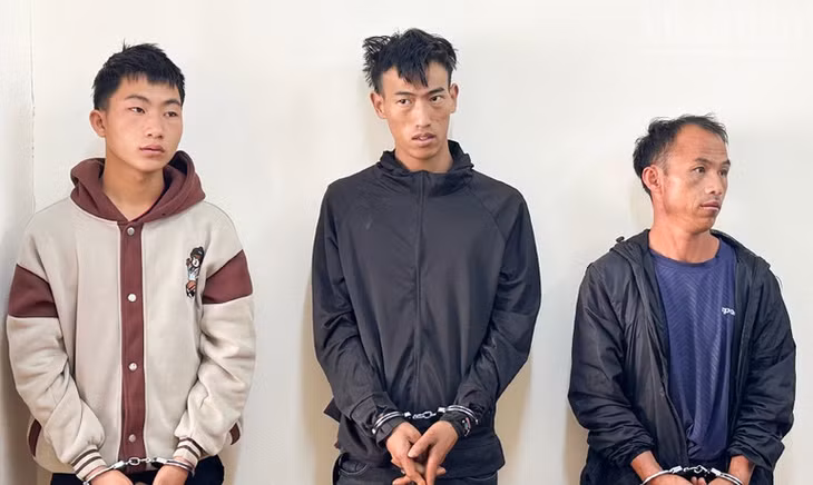 3 đối tượng Lý A Dơ, Lý A Lù và Lý A Cang (từ trái qua) tại cơ quan công an.