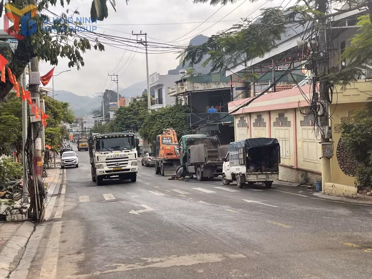 Các phương tiện lưu thông trên địa bàn phường Hà Tu. Ảnh chụp ngày 25/3