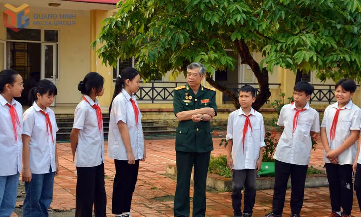 CCB Trần Quốc Mạnh kể về câu chuyện ông trực tiếp tham gia chiến dịch Hồ Chí Minh giải phóng miền Nam thống nhất đất nước cho các em học sinh Trường THCS Lê Lợi, phường Hoành Bồ.