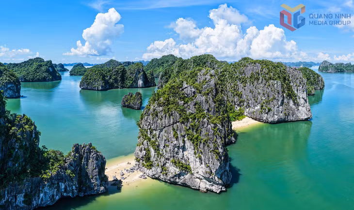 Những bãi cát trắng mịn như dải lụa mềm mại vắt ngang qua chân những dãy núi đá vôi hàng triệu năm tuổi.