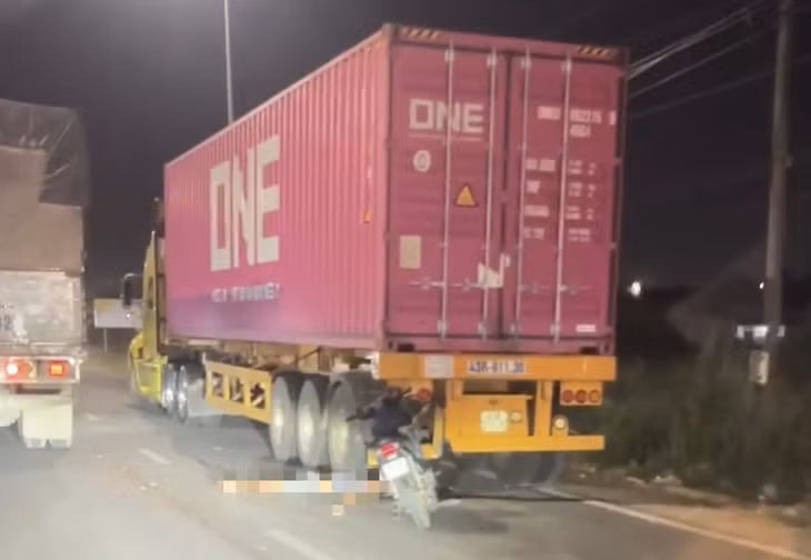 Hiện trường xe máy tông vào đuôi xe đầu kéo. Ảnh: Duy Tuấn