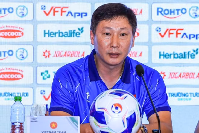 Huấn luyện viên Kim Sang-sik trong buổi họp báo trước trận. Ảnh: Minh Dân