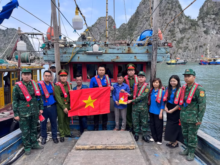 Đoàn Thanh niên phường Hạ Long phối hợp với Hải đội 2 Biên phòng trao tặng cờ Tổ quốc cho bà con ngư dân trên địa bàn.
