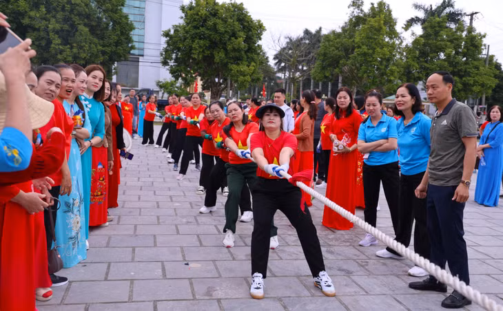 Các đội tham gia phần thi kéo co sôi nổi, tạo không khí vui tươi, phấn khởi chào mừng Ngày Quốc tế Phụ nữ.