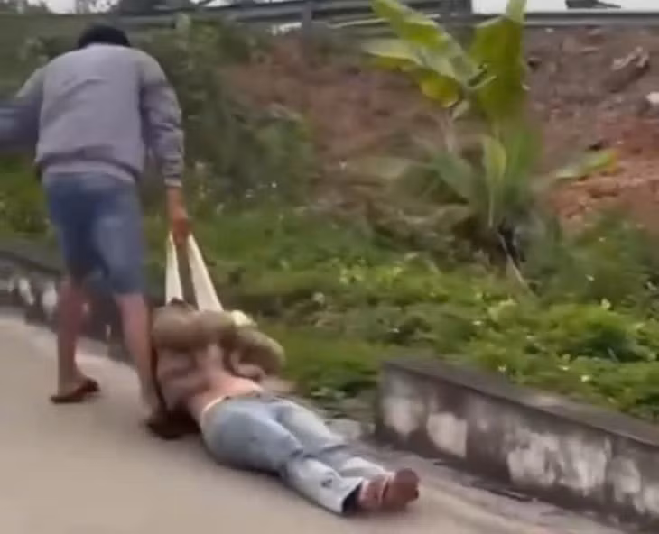 Cô gái bị túm áo, kéo lê trên đường - Ảnh cắt từ clip