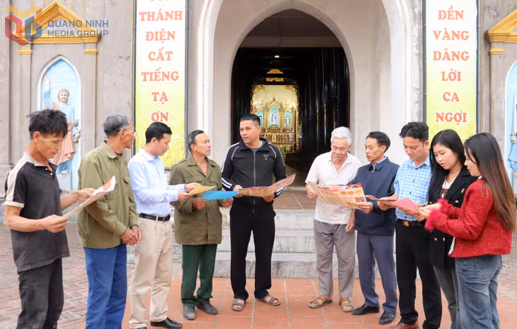 Các cử tri giáo dân tại phường Hiệp Hoà cùng trao đổi tìm hiểu cuộc bầu cử ĐBQH khóa XVI và đại biểu HĐND các cấp nhiệm kỳ 2026-2031.