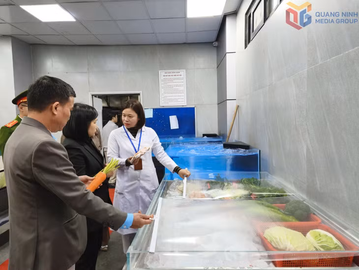 Đoàn liên ngành ATTP phường Bãi Cháy kiểm tra, tuyên truyền về ATTP tại cơ sở dịch vụ trên địa bàn.