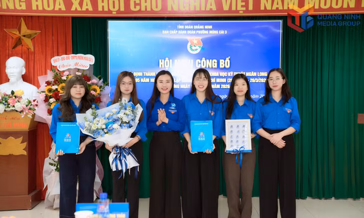 Trao quyết định thành lập Chi đoàn Công ty TNHH Khoa học Kỹ thuật Ngân Long tại phường Móng Cái 3.