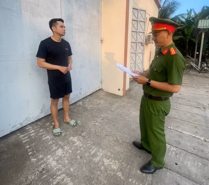 Cơ quan công an thi hành lệnh bắt tạm giam Đoàn Quang Thịnh - Ảnh: Công an Vĩnh Long