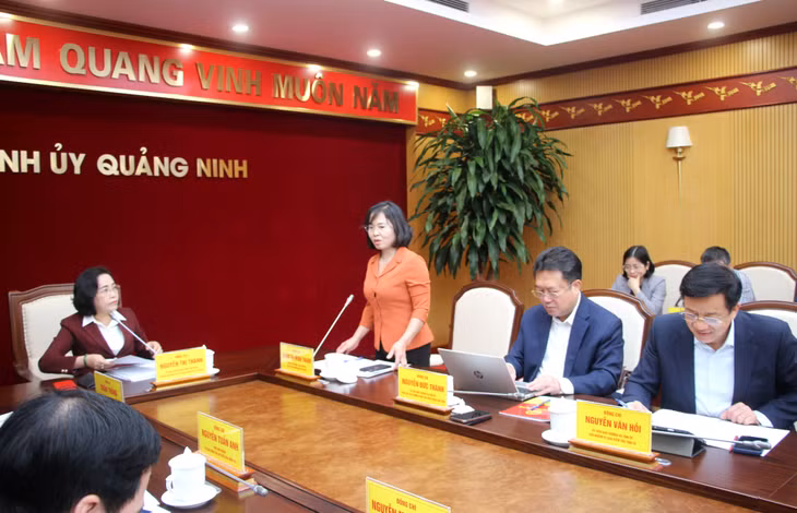 Đồng chí Trịnh Thị Minh Thanh, Phó Bí thư Thường trực Tỉnh ủy, Chủ tịch HĐND tỉnh, Phó Trưởng Ban Chỉ đạo, Phó Chủ tịch Uỷ ban bầu cử tỉnh phát biểu tại buổi làm việc.
