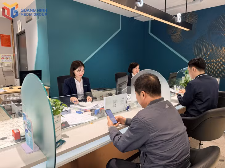 Khách hàng giao dịch tại BIDV chi nhánh Hạ Long.