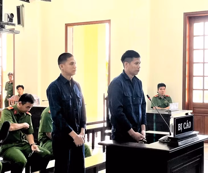 Các bị cáo nghe đại diện Viện Kiểm sát nhân dân TP Cần Thơ công bố bản cáo trạng của vụ án - Ảnh: LAN NGỌC
