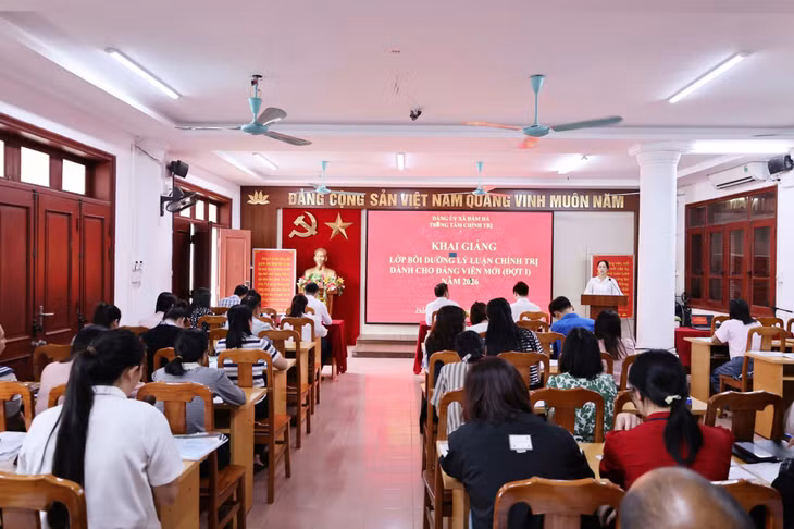 Trung tâm Chính trị Đầm Hà (xã Đầm Hà) tổ chức khai giảng lớp bồi dưỡng lý luận chính trị cho đảng viên mới (Đợt I) năm 2026, ngày 26/3/2026, trong đó có nhiều đảng viên nữ.