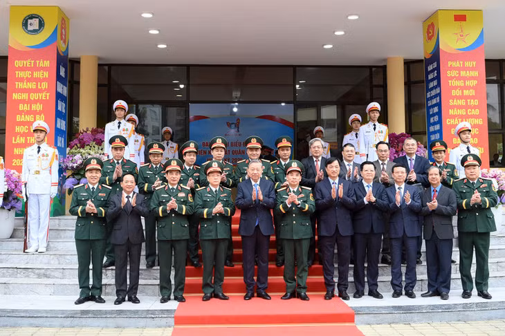 Tổng Bí thư Tô Lâm với các đại biểu tại cuộc làm việc với Học viện Kỹ thuật Quân sự. (Ảnh: ĐĂNG KHOA)