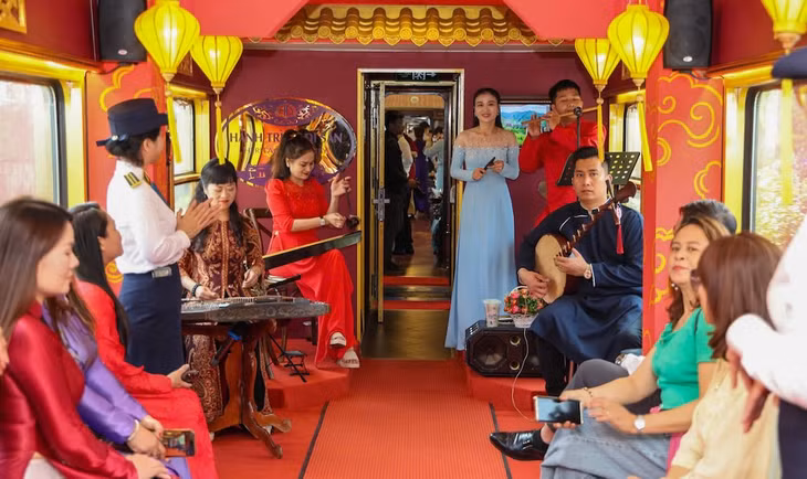 Trong lần nâng cấp này, đoàn tàu được thiết kế theo hướng hiện đại nhưng vẫn đậm chất di sản. Ngoại thất nổi bật với gam tím đặc trưng của TP Huế, kết hợp sắc ghi sáng của Đà Nẵng và điểm nhấn logo vàng đồng.