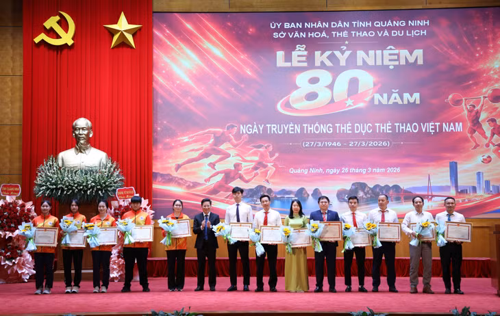 Sở Văn hóa, Thể thao và Du lịch tặng giấy khen cho các cá nhân có những thành tích xuất sắc, cống hiến cho sự phát triển ngành thể dục, thể thao Quảng Ninh.