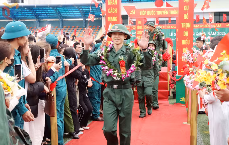 Các tân binh phấn khởi lên đường nhập ngũ.