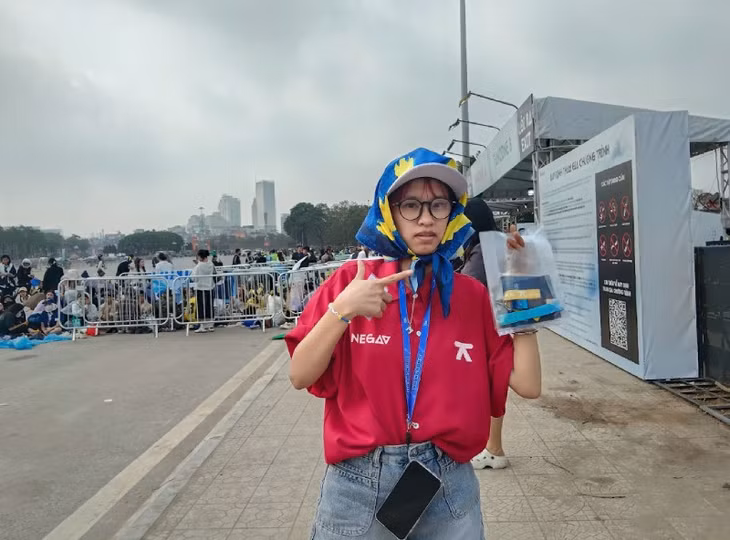 Bạn trẻ khoe món quà sau cả tiếng xếp hàng chờ đợi tại khu vực đổi vòng của sự kiện. Ảnh: Thanh Trúc