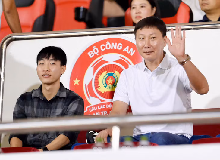 Huấn luyện viên Kim Sang-sik trực tiếp chứng kiến pha bỏ lỡ cơ hội mười mươi của Tiến Linh. Ảnh: Thanh Vũ
