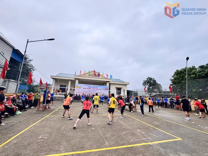 Người dân tham gia giải bóng chuyền hơi tại Nhà văn hoá khu phố Biểu Nghi, phường Đông Mai để chào mừng cuộc bầu cử Đại biểu Quốc hội khoá XVI và HĐND các cấp nhiệm kỳ 2026- 2031.