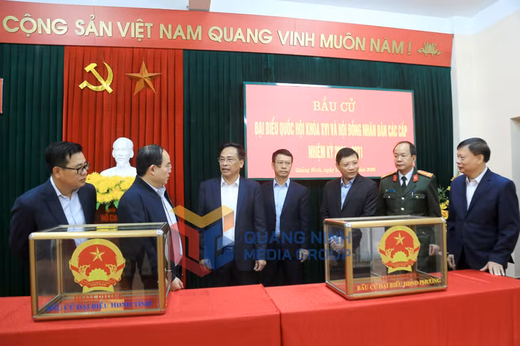 Đồng chí Bí thư Tỉnh ủy, Trưởng Đoàn ĐBQH tỉnh kiểm tra công tác chuẩn bị cho bầu cử tại nhà văn hóa khu phố 6A, phường Hạ Long (3-2026). Ảnh: Thu Chung