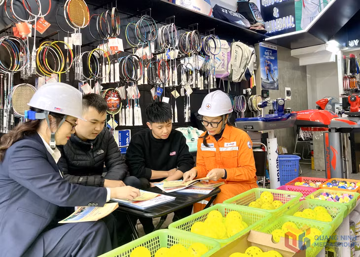 Đội quản lý điện lực khu vực Hạ Long tuyên truyền, hướng dẫn sử dụng tiết kiệm điện cho các cơ sở kinh doanh trên địa bàn.