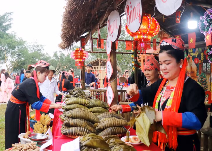 Không thể thiếu bánh trưng gù lá cẩm.