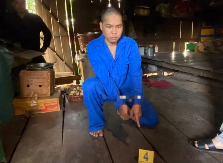Nghi phạm Tạ Quốc Hùng tại nơi bạo hành dã man vợ - Ảnh: Công an Quảng Ngãi