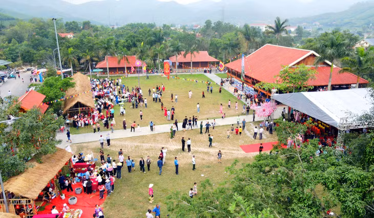 Ngay từ sớm, sân Trung tâm bảo tồn đã tập trung đông đảo nhân dân và du khách đổ về trảy hội.
