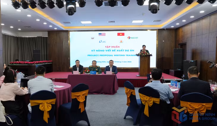 Các đại biểu tham dự khai mạc hội nghị tập huấn.