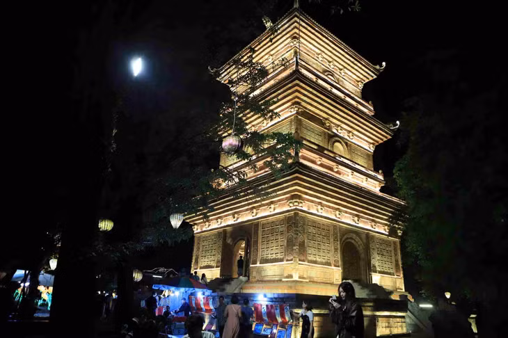 Nằm dưới chân núi Kỳ Lân, Bảo Tháp Kỳ Lân Tự (Chùa Bạc) là điểm đến tâm linh linh thiêng. Với kiến trúc đá granite đỏ cao 27m, đây là điểm check-in thu hút đông đảo du khách.