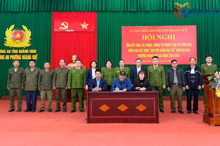 Đại diện các khu phố, đơn vị của phường Hoàng Quế tham gia ký cam kết phối hợp triển khai mô hình “Khu phố không ma túy” giai đoạn 2026-2030.
