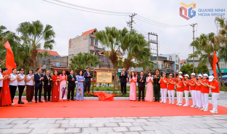 Các đại biểu gắn biển công trình vườn hoa Hoàng Hoa Thám.