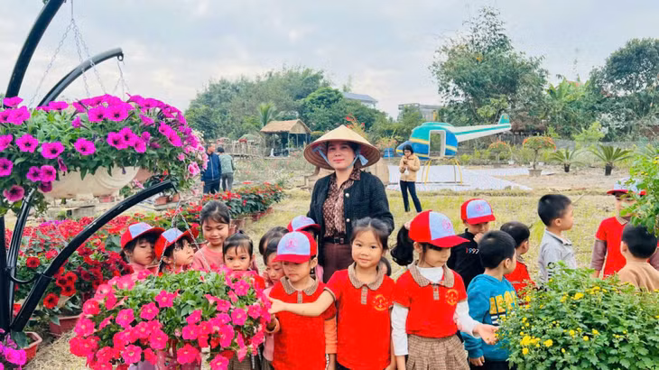 Học sinh trải nghiệm vườn hoa của Hợp tác xã Dịch vụ Nông nghiệp Tổng hợp Việt Huyền.