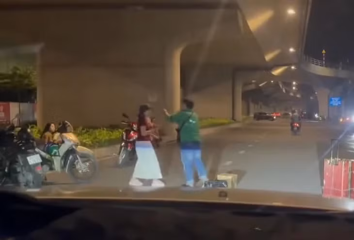 Nam thanh niên dọa đánh người phụ nữ trước nhà ga T3 - Ảnh cắt từ clip