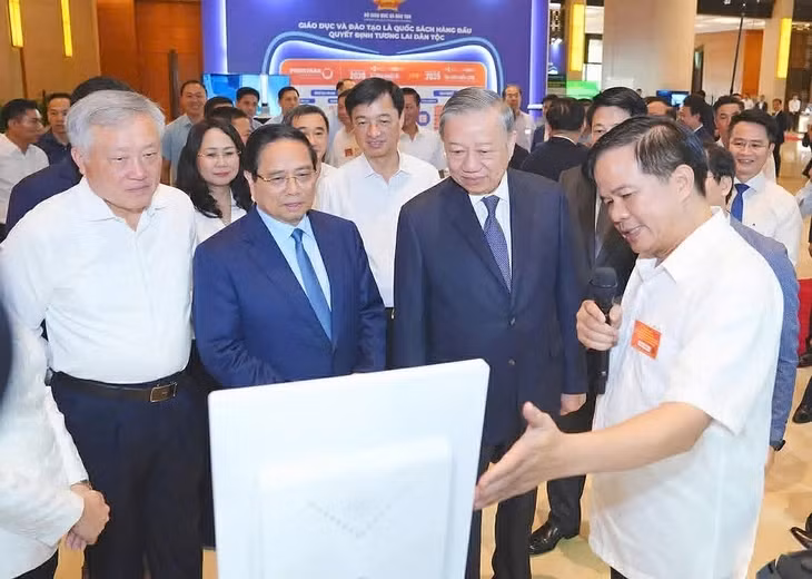 PGS Đào Xuân Cơ giới thiệu với Tổng Bí thư Tô Lâm, Thủ tướng Phạm Minh Chính và lãnh đạo Đảng, Nhà nước về thành tựu chuyển đổi số và ứng dụng trí tuệ nhân tạo trong khám chữa bệnh đang triển khai tại Bệnh viện Bạch Mai - Ảnh: BVCC