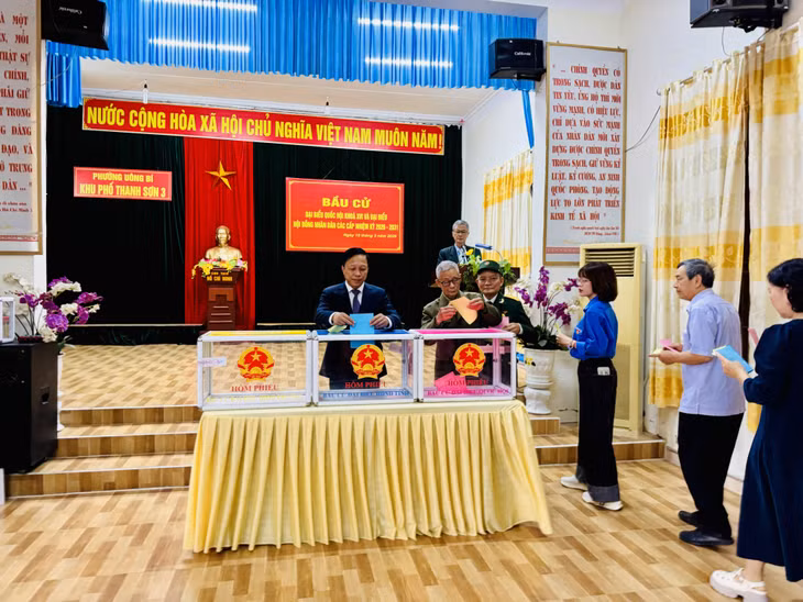 Cử tri phường Uông Bí thực hiện quyền bầu cử.